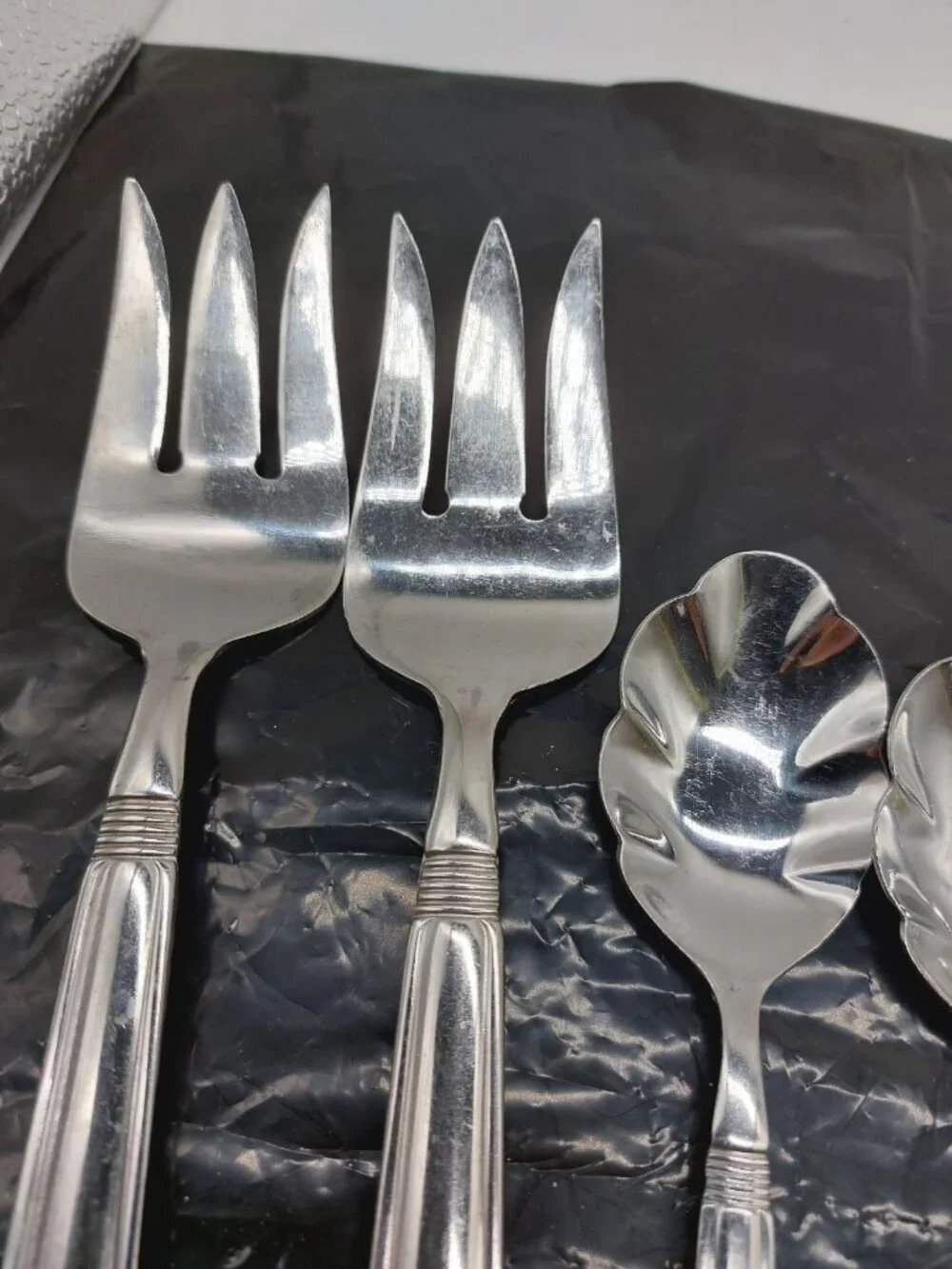 Pfaltzgraff Flatware 2 Sugar Spoons 2 Serving Forks 3 Butter Knives Lot Of 7